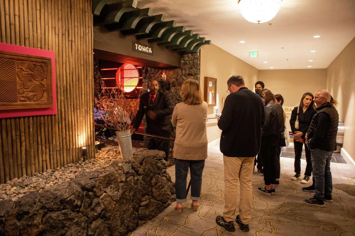 La gente espera en la fila para ingresar al Salón Tonga en el Hotel Fairmont, en San Francisco, California, el 20 de mayo de 2022.