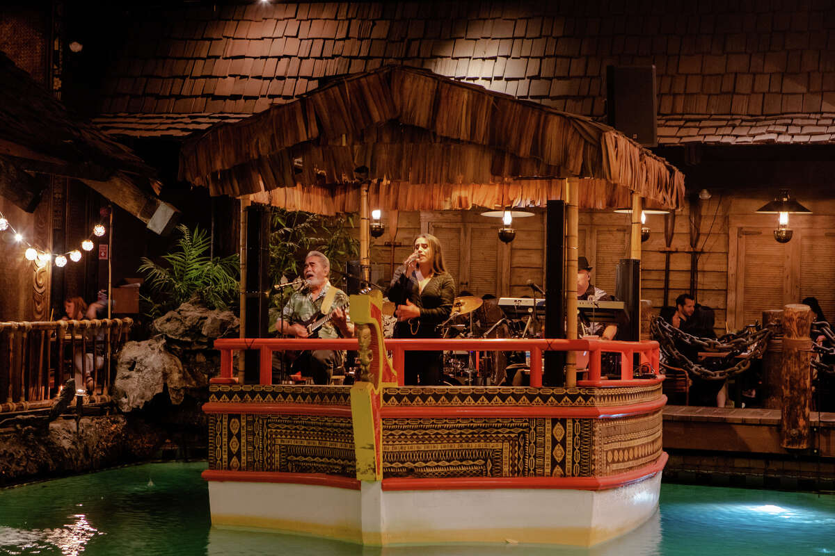The Island Groove Band se presenta en un bote en la piscina del Tonga Room en el Fairmont Hotel, en San Francisco, California, el 20 de mayo de 2022.