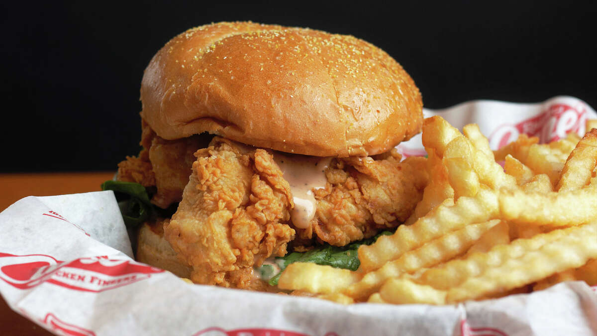 Raising Cane's sirve filetes de pollo y no mucho más, por lo que el sándwich de pollo aquí es realmente solo un bollo con algunos filetes. ¿Pero adivina que? Esos filetes se empanizan y se fríen en casa, por lo que tienen una corteza crujiente que se rompe a medida que los come. Además, en lugar de mayonesa aburrida, el sándwich recibe una generosa llovizna de salsa Cane, el brebaje picante y picante del restaurante. 