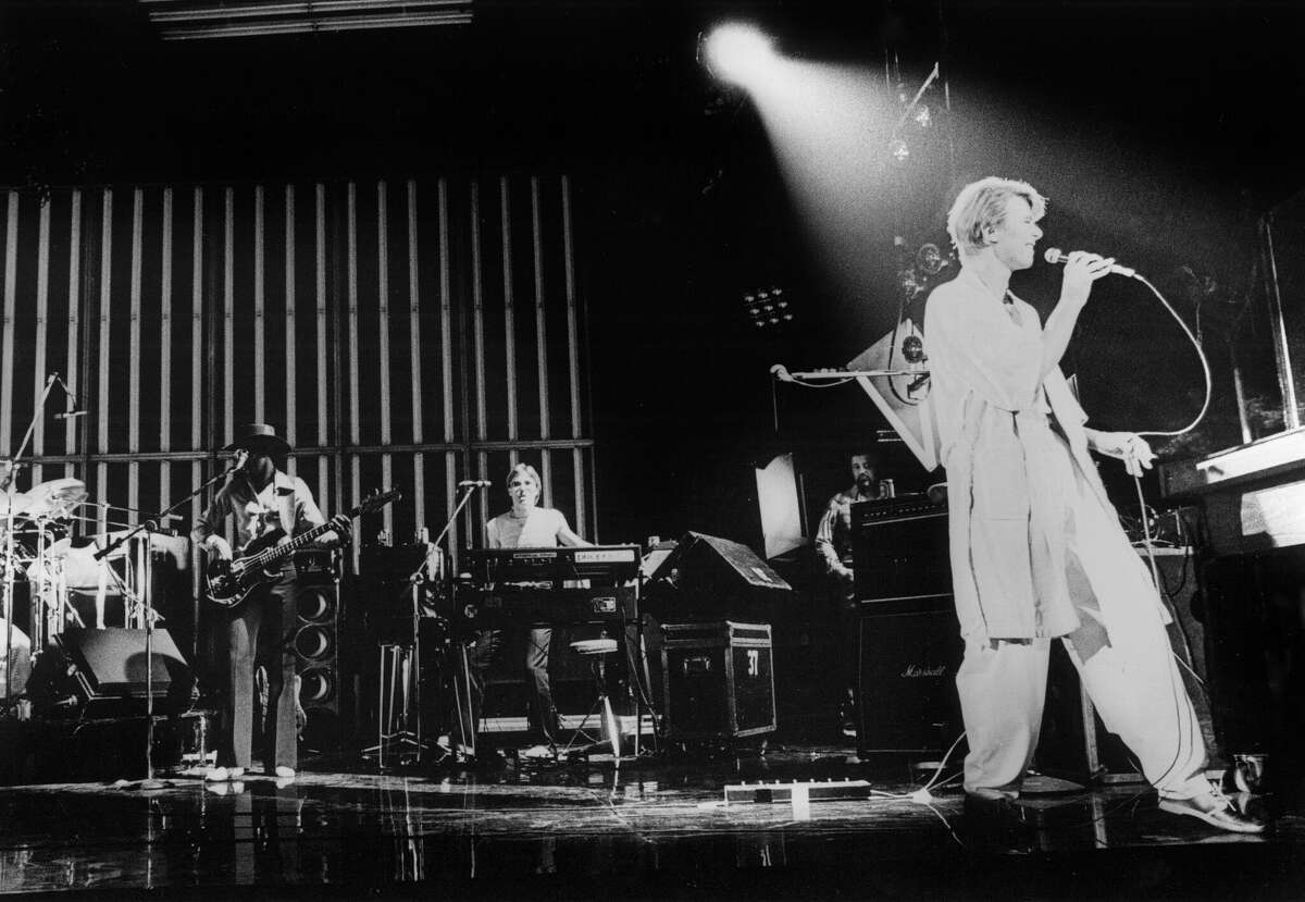 David Bowie se presenta en el escenario de la gira mundial Low And Heroes en Ahoy, Rotterdam, Países Bajos, el 7 de junio de 1978, con el teclista Roger Powell tocando un sintetizador Prophet-5.