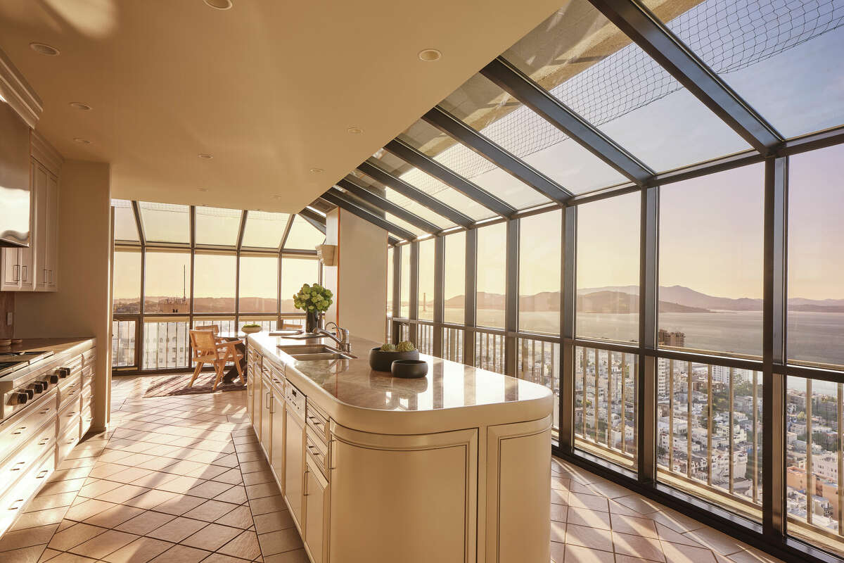 Una cocina grande y bien equipada en el ático norte tiene vistas a la ciudad, la bahía y las montañas. 