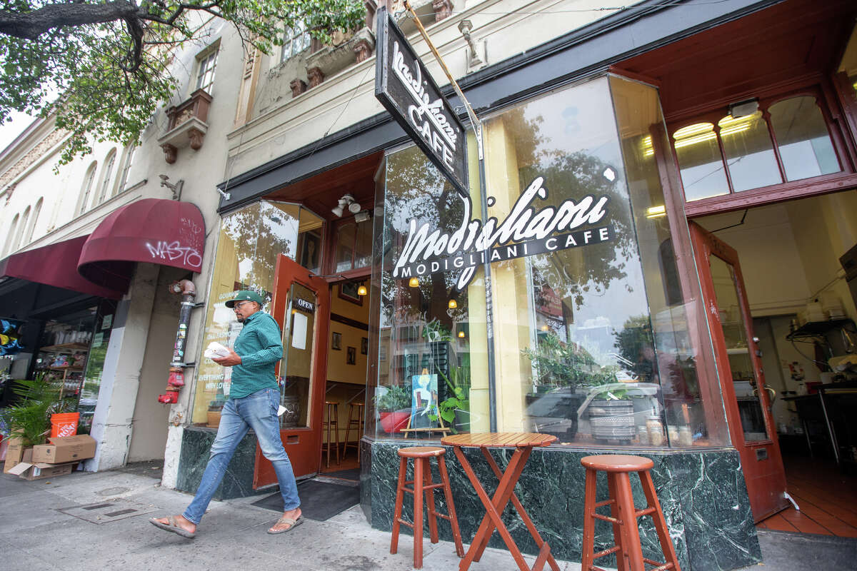 Un cliente realiza su pedido en Modigliani Cafe en Oakland, California, el 3 de junio de 2022.