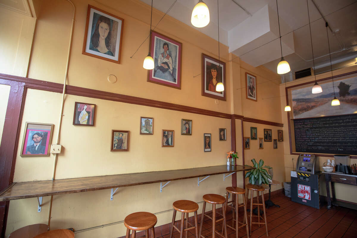 El interior de Modigliani Cafe en Oakland, California, el 3 de junio de 2022.