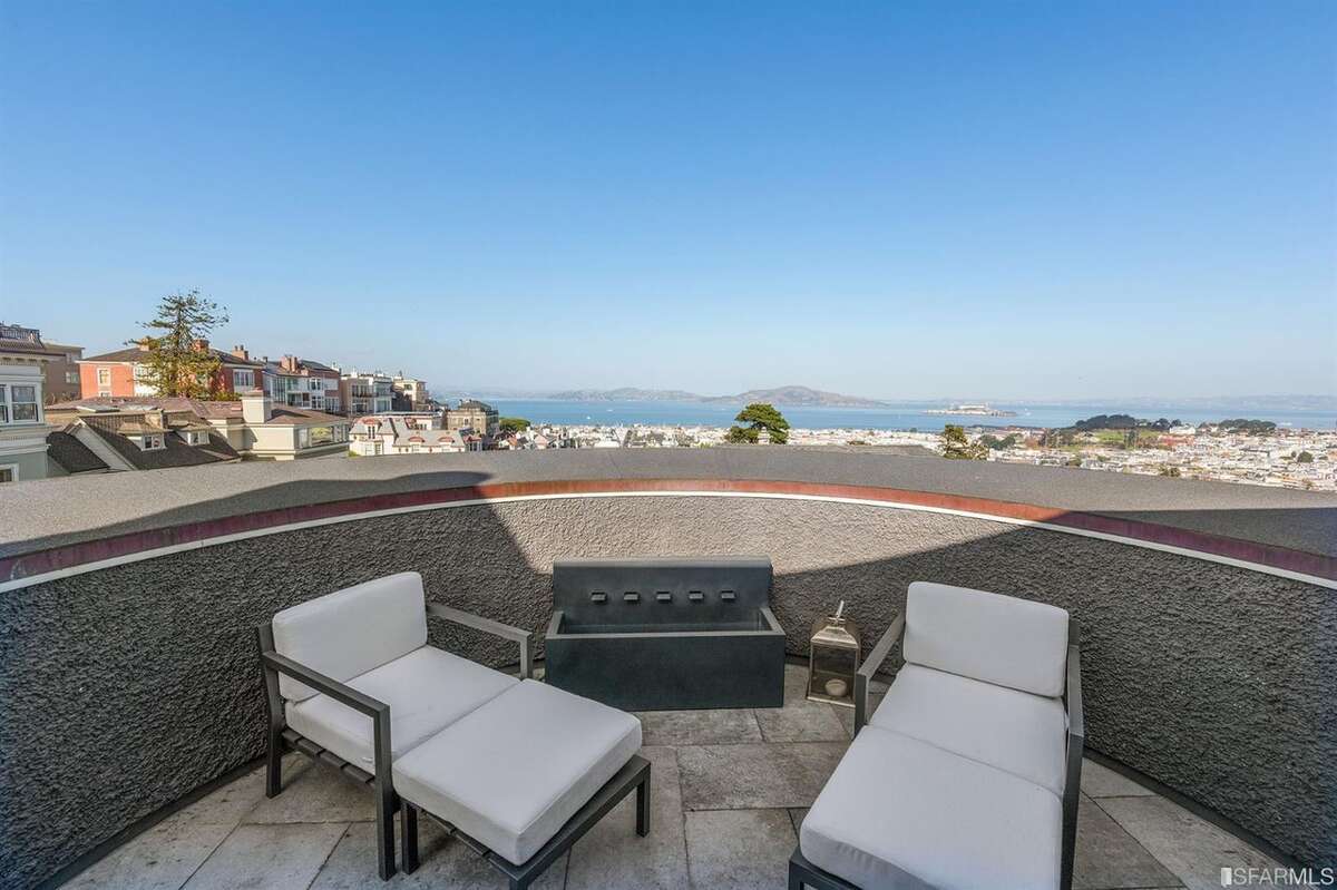 El penthouse con vista en el nivel superior tiene una barra con fregadero y un patio con vista envolvente.