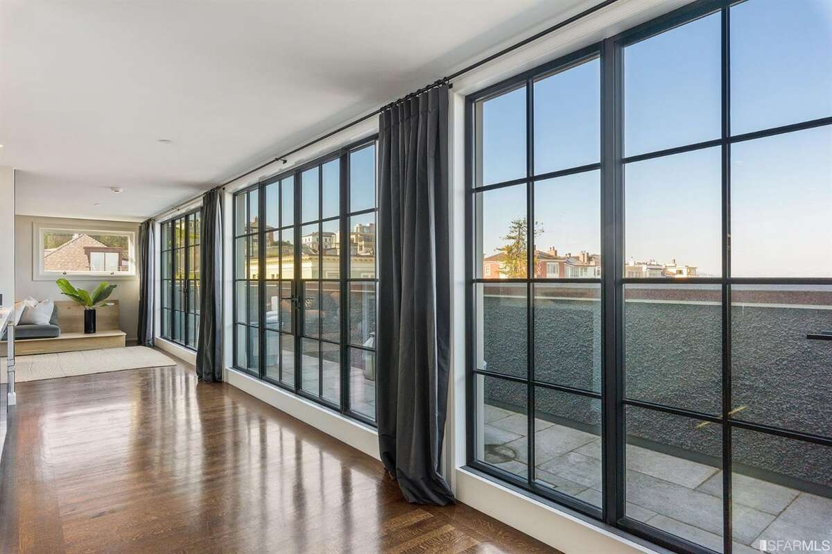 El penthouse con vista en el nivel superior tiene una barra con fregadero y un patio con vista envolvente.