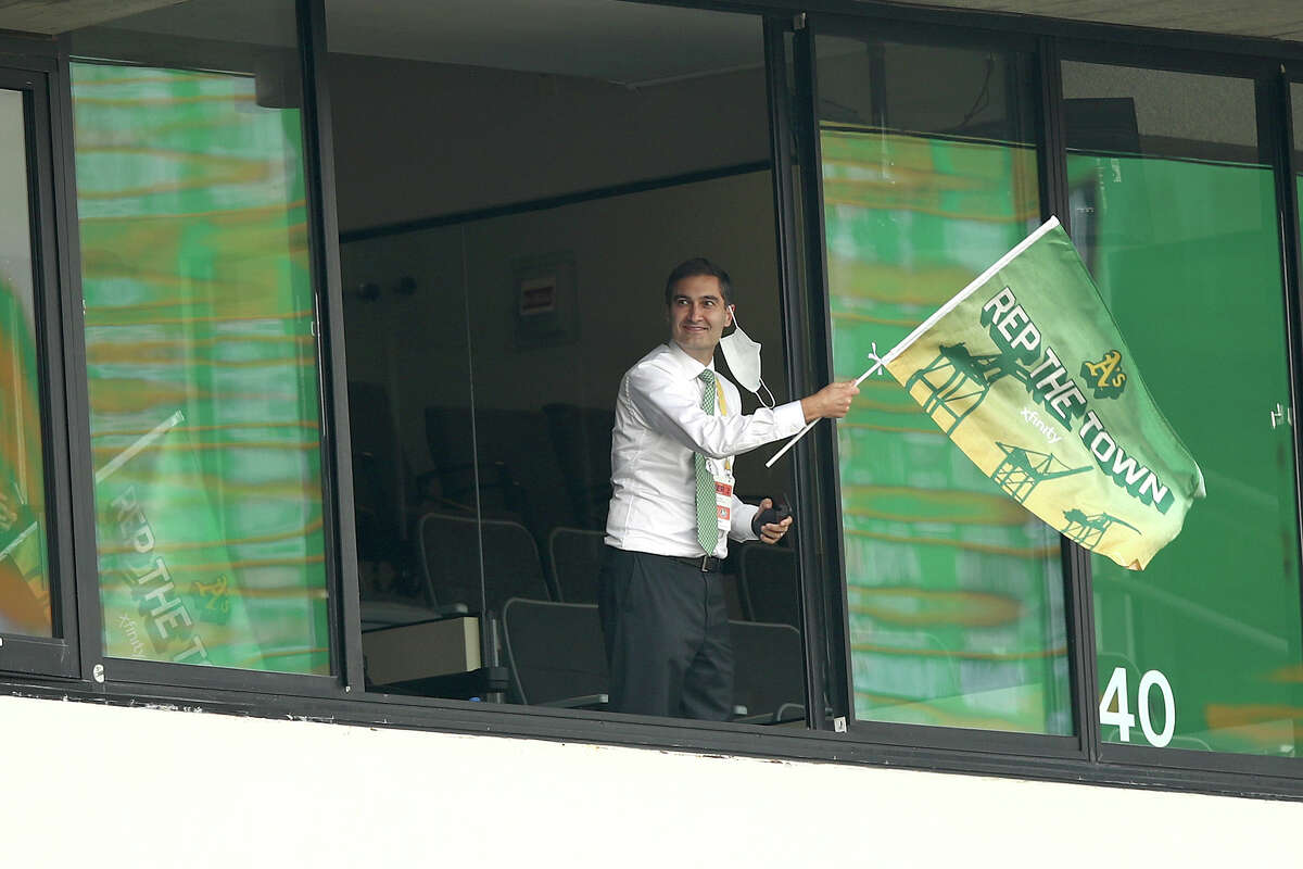 El presidente del equipo Oakland Athletics, Dave Kaval, agita una bandera después de que empataron su juego contra los Medias Blancas de Chicago en la cuarta entrada del Juego 3 de la serie de comodines de la Liga Americana en RingCentral Coliseum el 1 de octubre de 2020, en Oakland, California.