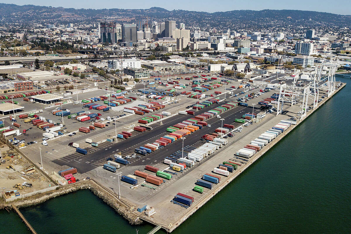 Los contenedores de envío descansan en la Terminal Charles P. Howard, una posible ubicación para un nuevo estadio de béisbol de los Atléticos de Oakland, el lunes 17 de septiembre de 2018, en Oakland, California. 