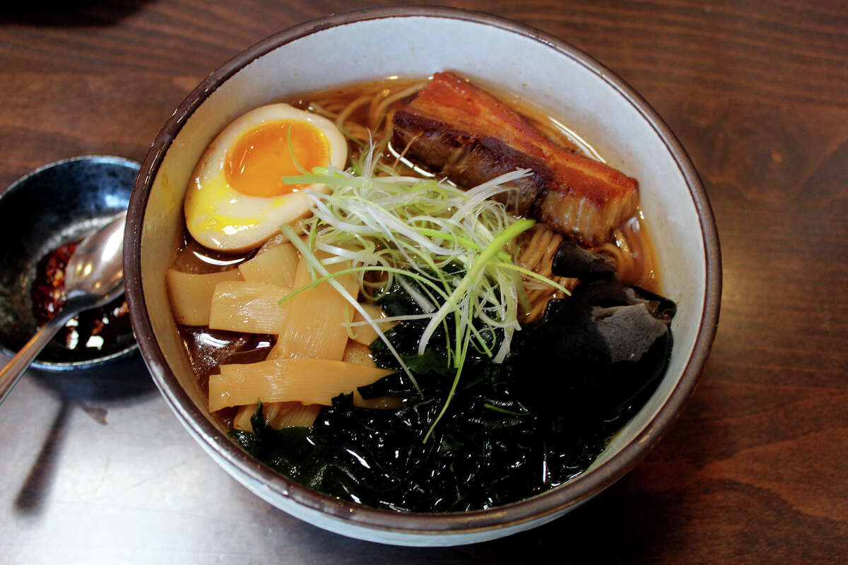 El shoyu ramen en Ramen Gaijin viene con fideos de centeno tostados, chashu de panceta de cerdo, wakame, champiñones puerros, menma y un huevo de seis minutos.