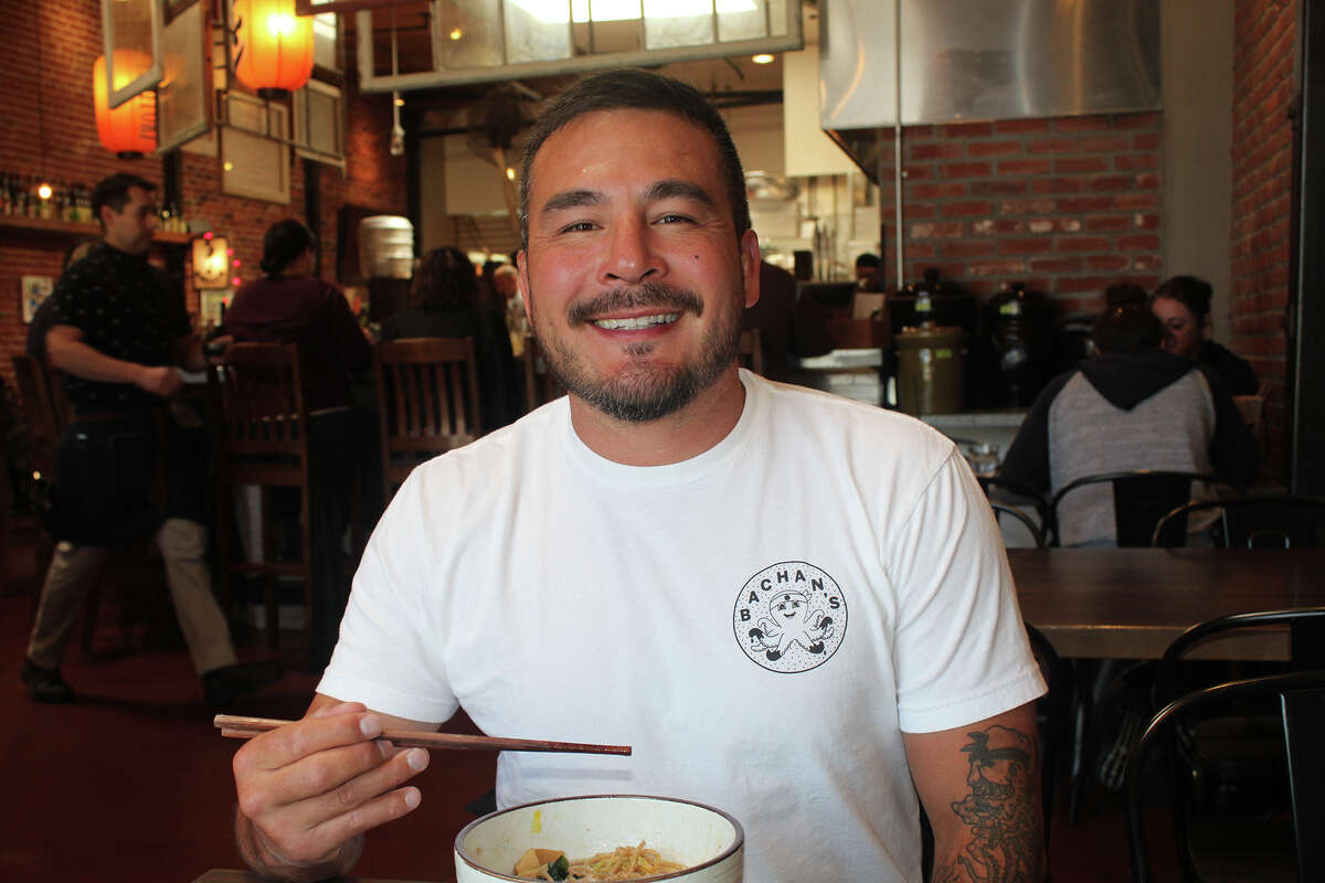 Justin Gill, fundador y director ejecutivo de Bachan's, disfruta del shoyu ramen en Ramen Gaijin en el centro de Sebastopol. 