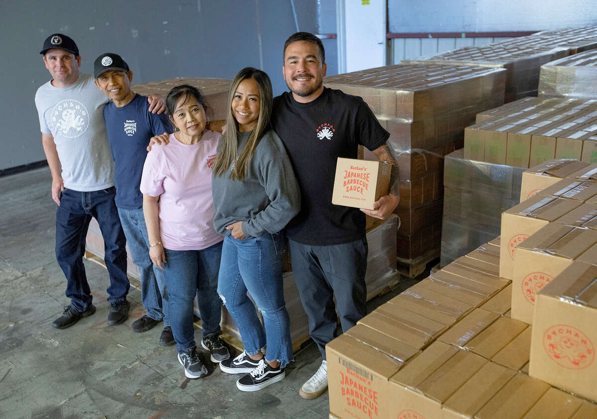 Parte del equipo de Bachan dentro del almacén de la empresa, donde almacenan cientos de cajas de salsa barbacoa.