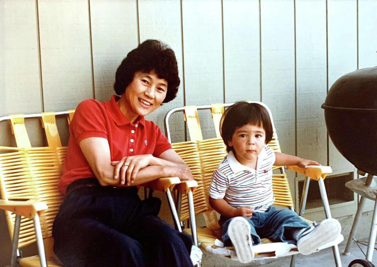 La inspiración de Bachan, Judy Yokoyama (izquierda) y un joven Justin Gill (derecha).
