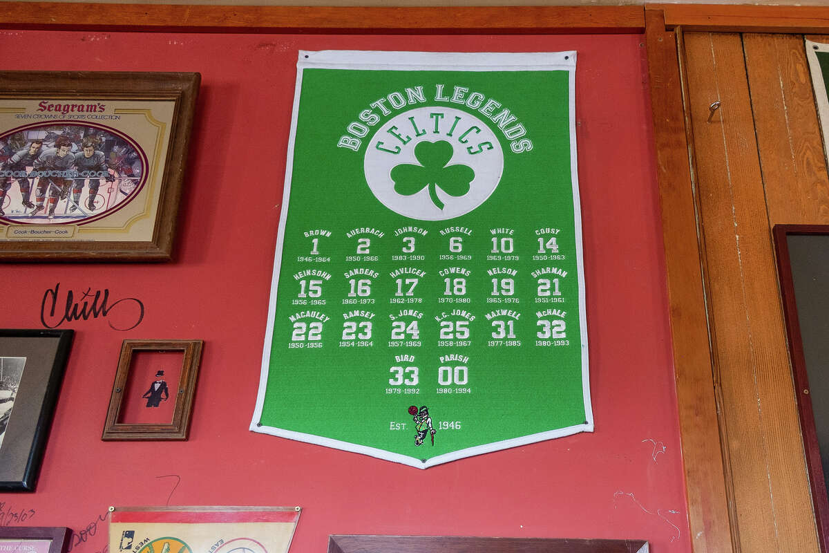 Una pancarta de los Celtics con números de jugadores retirados, incluido el gran Bill Russell, número 6 de la Universidad de San Francisco, cuelga en la sala principal de The Connecticut Yankee junto con una serie de recuerdos deportivos y universitarios de Nueva Inglaterra. El bar es un refugio para que los fanáticos de Boston vean grandes juegos como la serie actual de Finales de la NBA de 2022 contra los Golden State Warriors. 