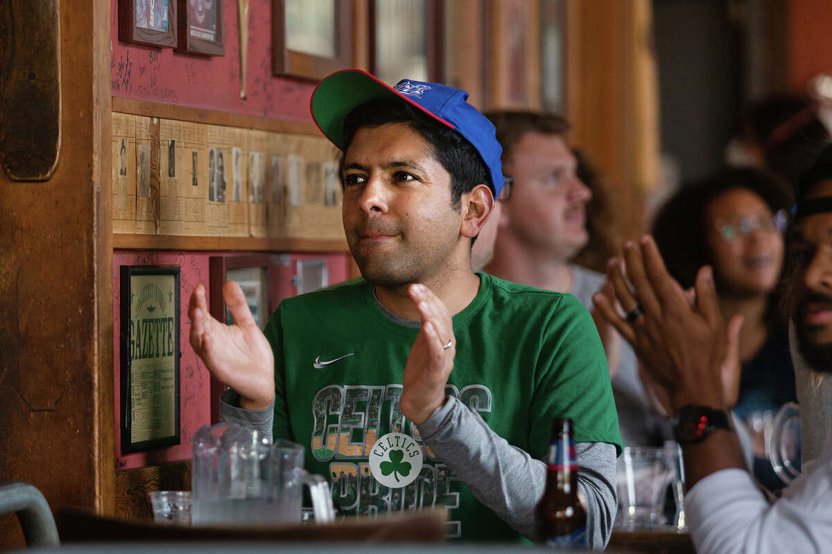 Un aficionado de los Boston Celtics/New England Patriots aplaude durante el primer minuto del Juego 3 de las Finales de la NBA contra los Warriors el miércoles 8 de junio de 2022. 