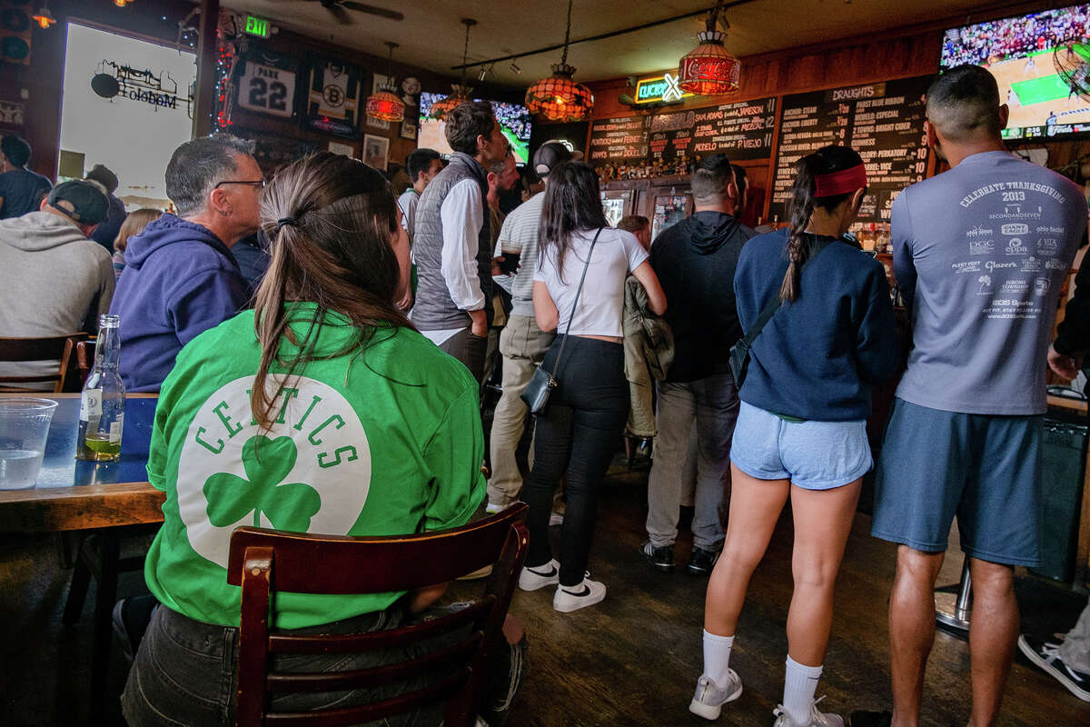 Un fanático de los Celtics ve el comienzo del Juego 3 en la trastienda de The Connecticut Yankee en el vecindario Potrero Hill de San Francisco el 8 de junio de 2022. 