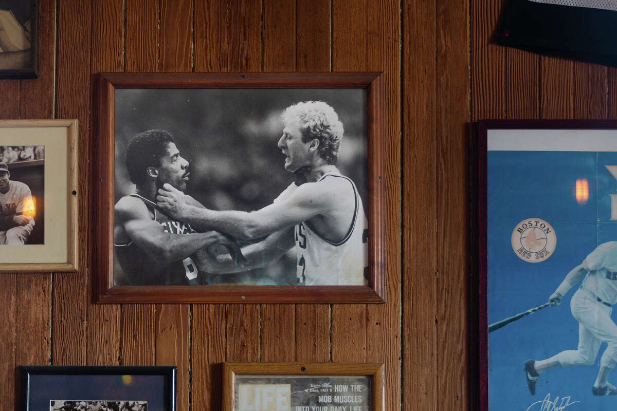 Una foto enmarcada en las paredes de The Connecticut Yankee muestra la legendaria pelea entre el miembro del Salón de la Fama de la NBA, Larry Bird, a la derecha, y Julius Erving. El bar Portrero Hill es un paraíso para los fanáticos de los deportes de Boston que se mudaron a San Francisco.