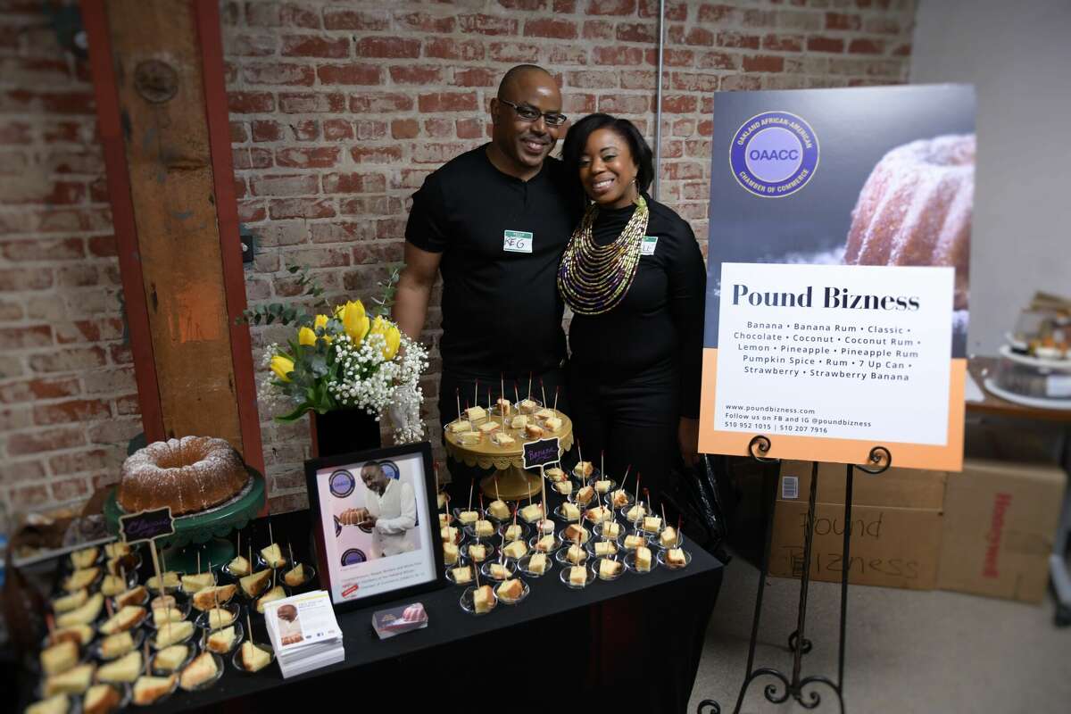 Los propietarios de Pound Bizness, Reggie Borders y Nicole Felix, ofrecen una variedad de muestras de sus bizcochos favoritos durante Black Food & Wine Experience. 