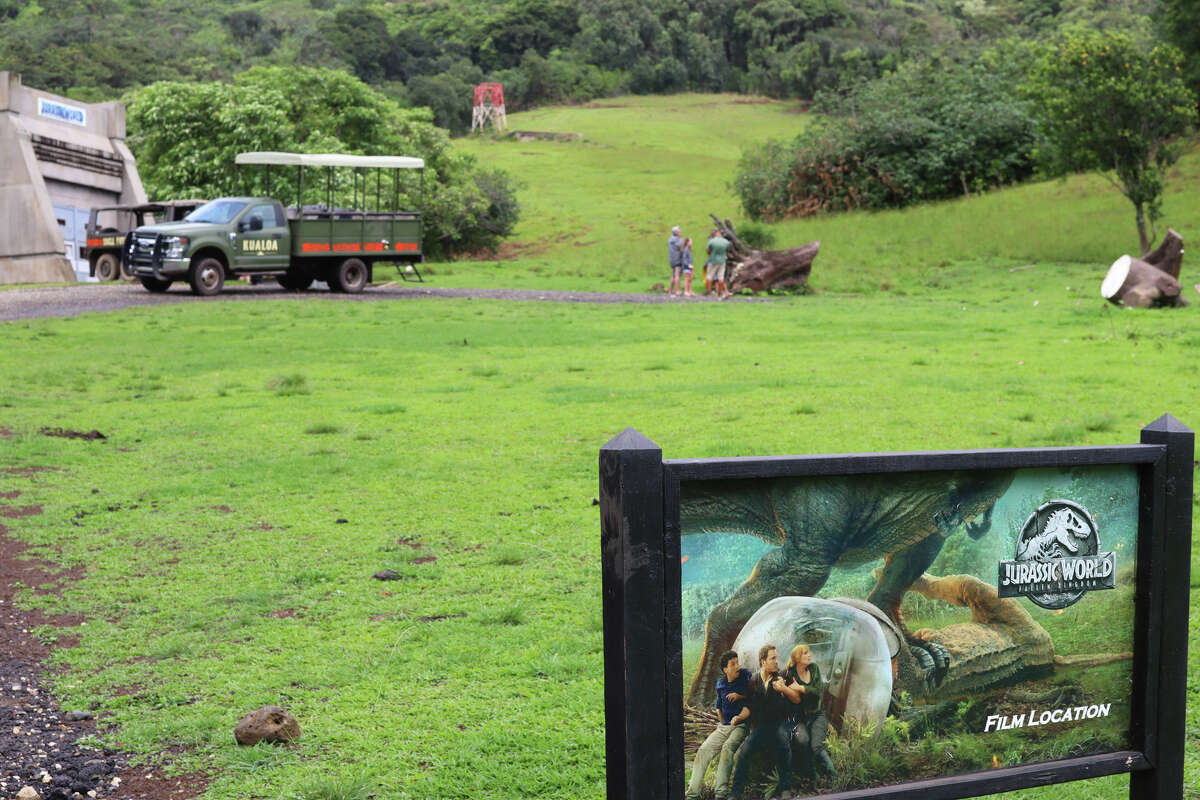 Un lugar de rodaje de "Mundo Jurásico: Reino Caído." Acércate y hay un velociraptor animatrónico adentro. 