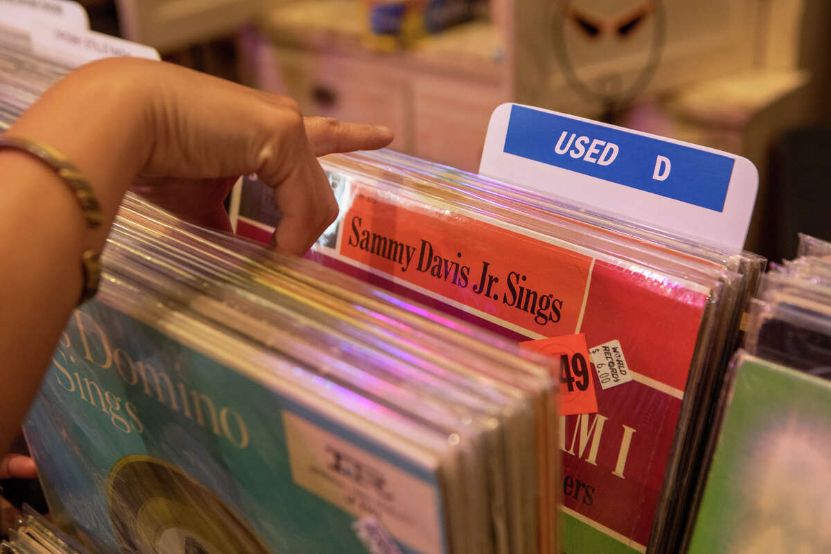 Un cliente hojea un estante de discos de música de vinilo en World Records en Bakersfield, California, el 1 de abril de 2022.