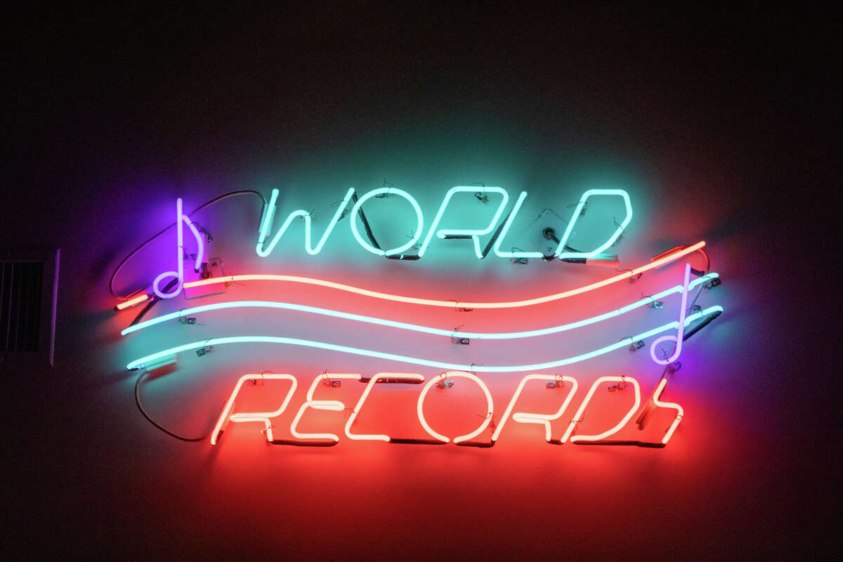 Un letrero en la pared en World Records en Bakersfield, California, el 1 de abril de 2022.