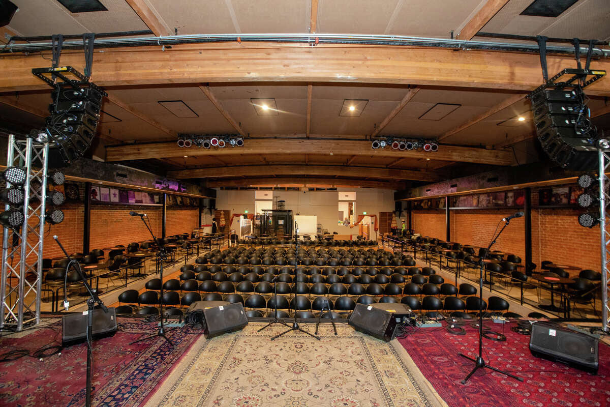 El lugar de música en vivo con capacidad para 500 personas detrás de la tienda de música en World Records en Bakersfield, California, el 1 de abril de 2022.