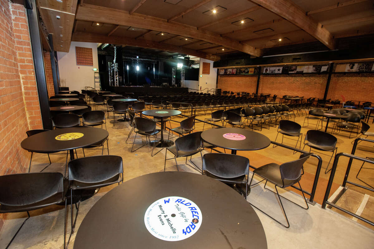 El lugar de música en vivo con capacidad para 500 personas detrás de la tienda de música en World Records en Bakersfield, California, el 1 de abril de 2022.
