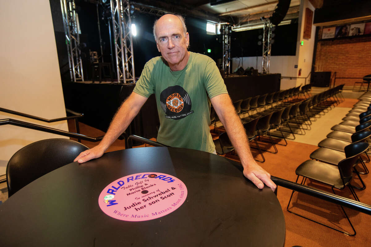 Pat Evans, propietario de World Records, posa para una foto en el lugar de música en vivo en la parte trasera de su tienda de música en Bakersfield, California, el 1 de abril de 2022.
