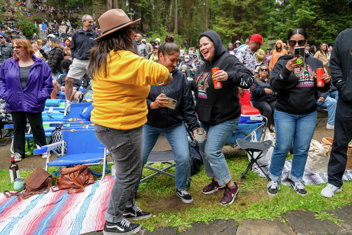La gente baila mientras escucha la actuación de Too $hort en el primer concierto del año en el 85º Festival Stern Grove en San Francisco el domingo 12 de junio de 2022.