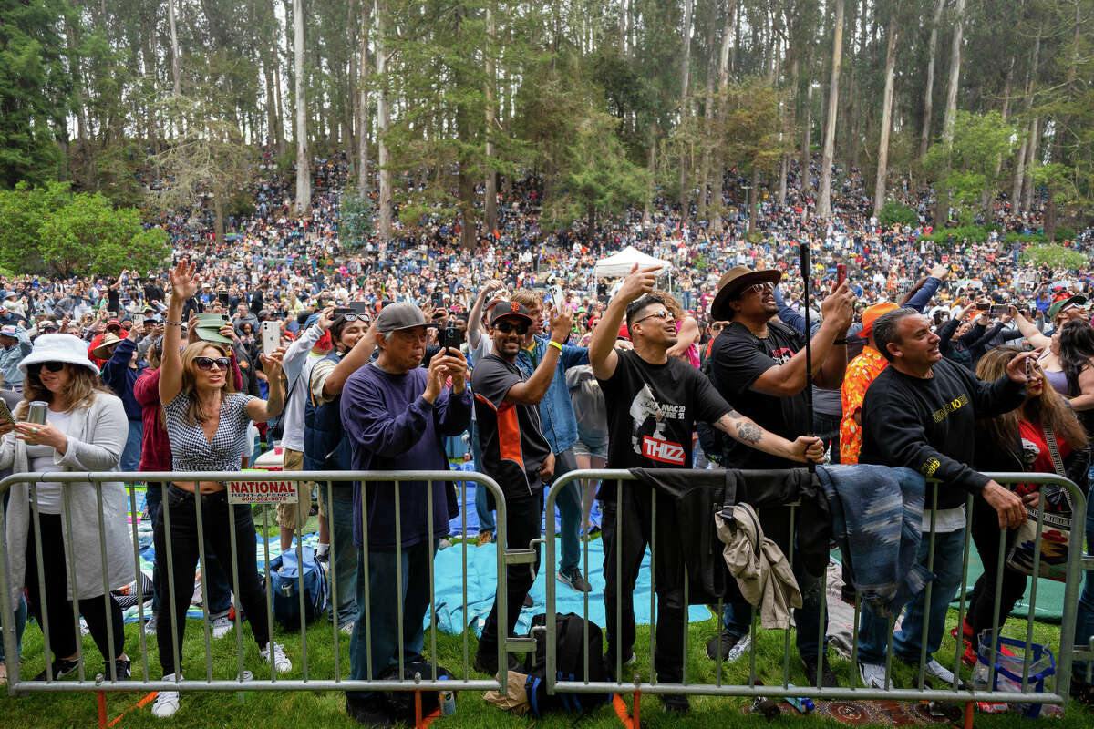 La multitud disfruta de Too $hort en el primer concierto del año en el 85º Festival Stern Grove en San Francisco el domingo 12 de junio de 2022. 