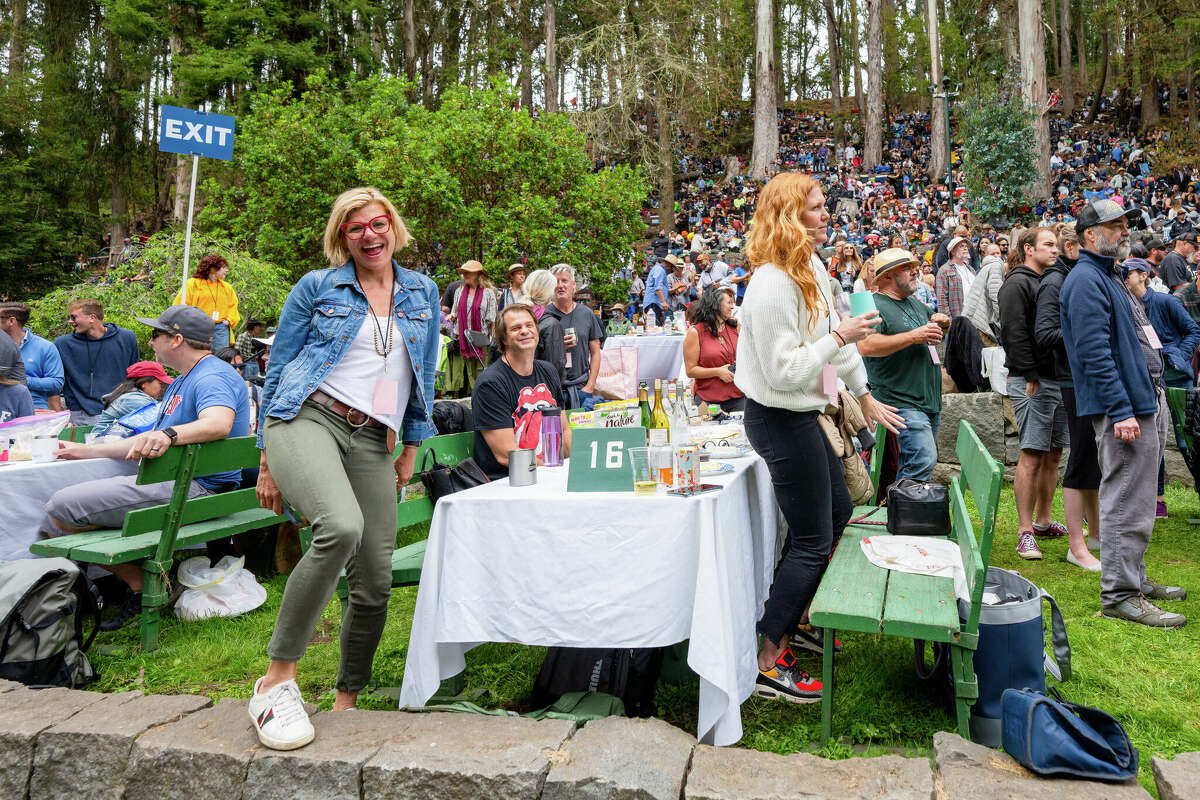 Una mujer baila en las mesas de picnic mientras Tower of Power se presenta en el primer concierto del año en el 85º Festival Stern Grove en San Francisco el domingo 12 de junio de 2022. Adam Pardee/Especial para SFGATE