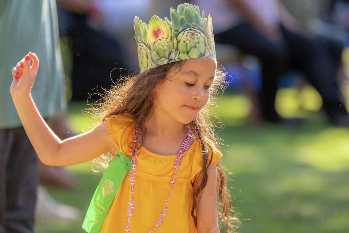 Las coronas de alcachofa no son obligatorias en el festival, pero se recomiendan. 