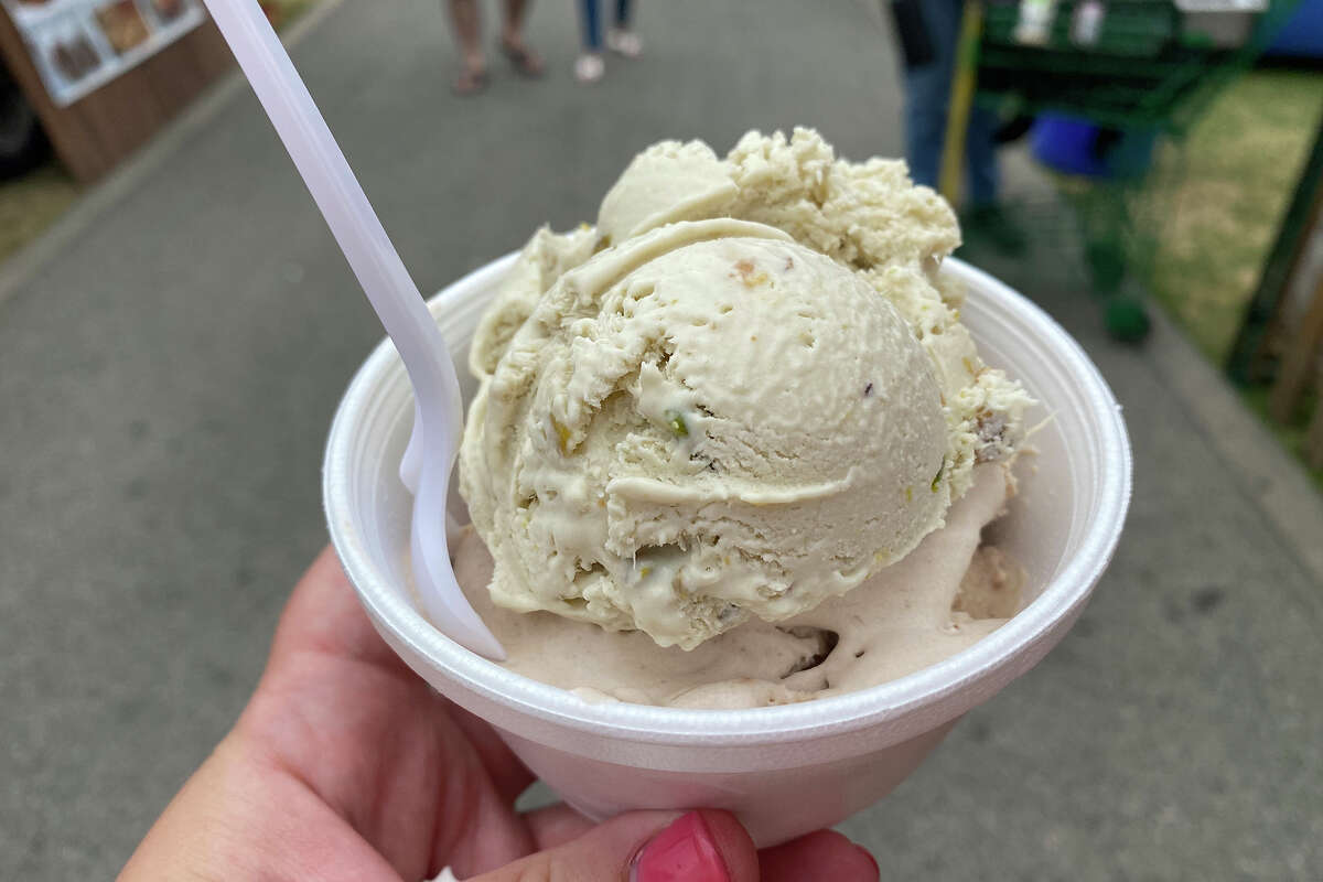 Helado de pistacho y chocolate con infusión de alcachofa. 