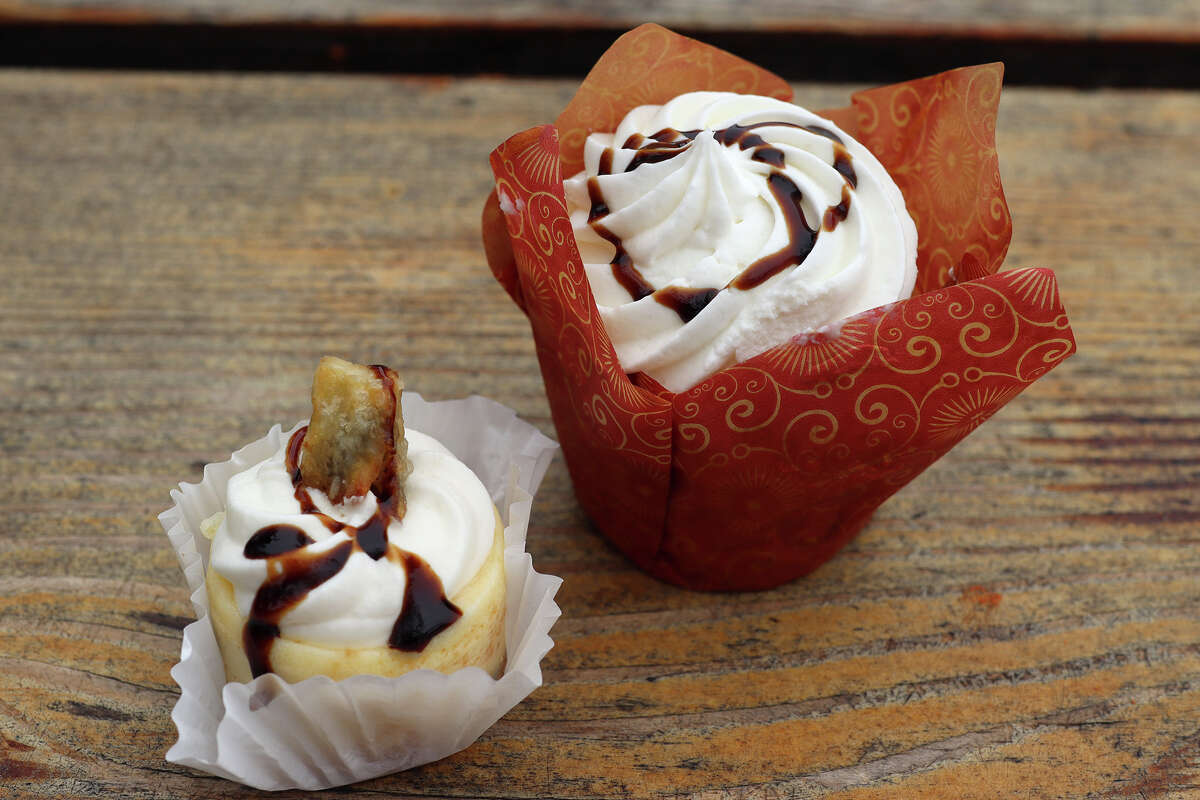 Cheesecake de alcachofa y cupcake de alcachofa, ambos cubiertos con el glaseado balsámico opcional pero recomendado. 