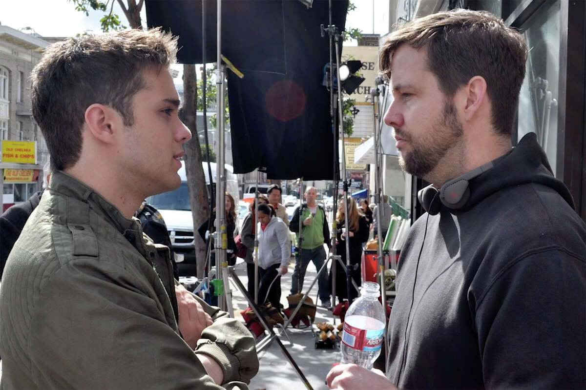 Thomas Dekker y Joshua Grannell entre tomas durante el rodaje de "All About Evil". 