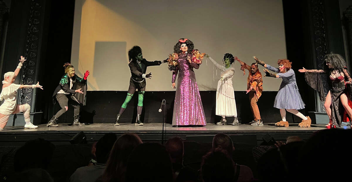 Peaches Chrust, centro, sube al escenario durante una reunión del elenco y el equipo de "All About Evil", celebrada en el Teatro Victoria el 11 de junio de 2022. 