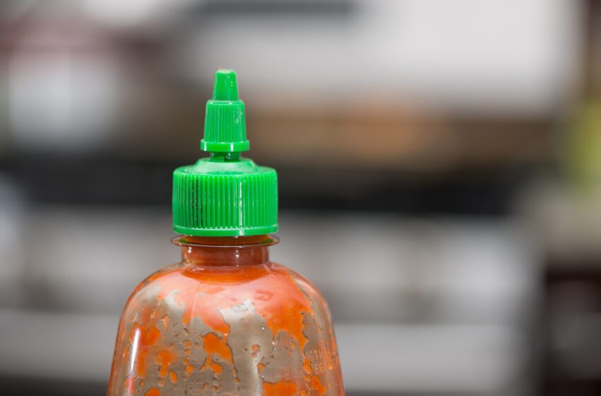  Una escasez de Sriracha es inevitable.  He aquí por qué los fanáticos de la popular salsa picante están racionando sus existencias.