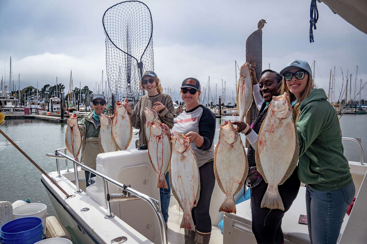 Eleza Jaeger, copropietaria de la compañía de viajes de pesca Gatherer Outfitters, propiedad de marido y mujer, y organizadora de la salida de pesca para mujeres, toma el volante mientras el Gatherer II se dirige a su primer lugar de pesca en South Bay el jueves. 26 de mayo de 2022. 