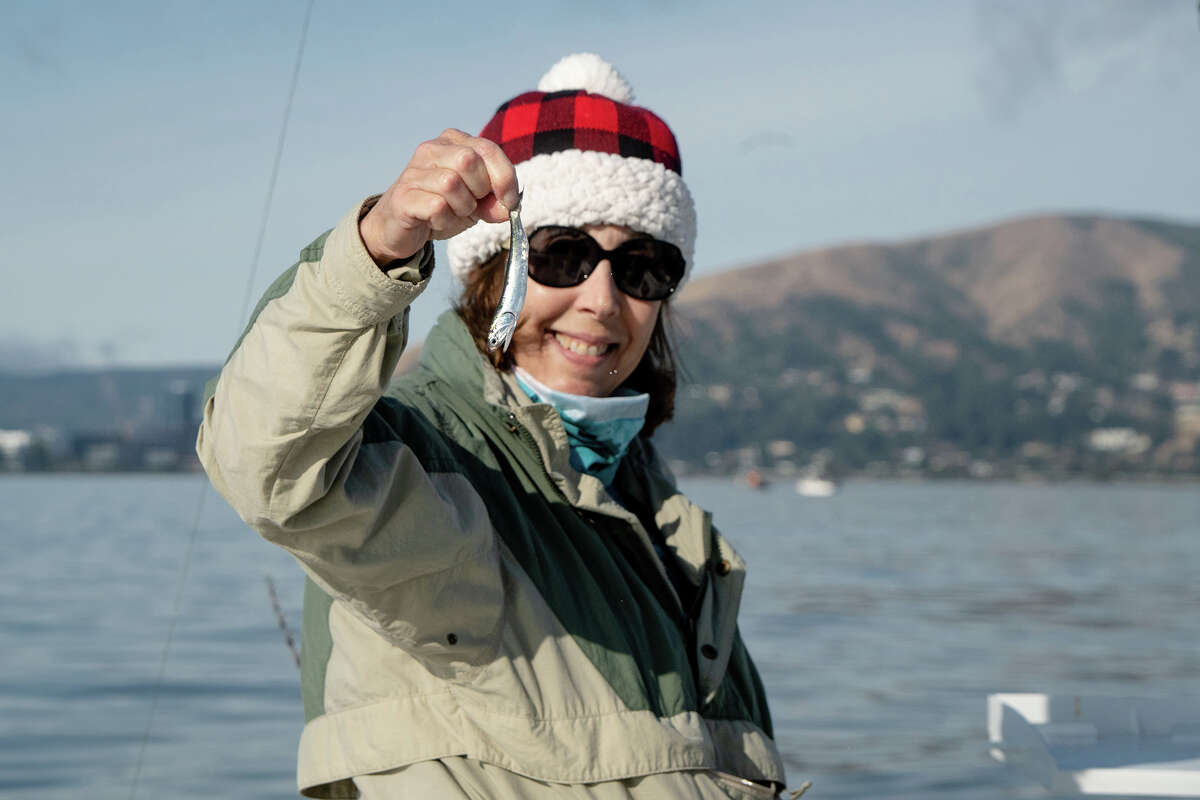 Jan Goodman sostiene su anzuelo de anchoas vivas antes de lanzar su primera línea del día el jueves 26 de mayo de 2022, viaje de pesca para mujeres con Gatherer Outfitters. 