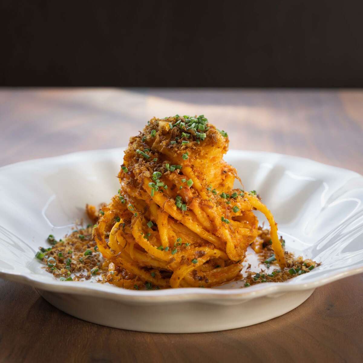 Un imponente plato de deliciosa pasta de Sorella, parte de la familia Acquerello.