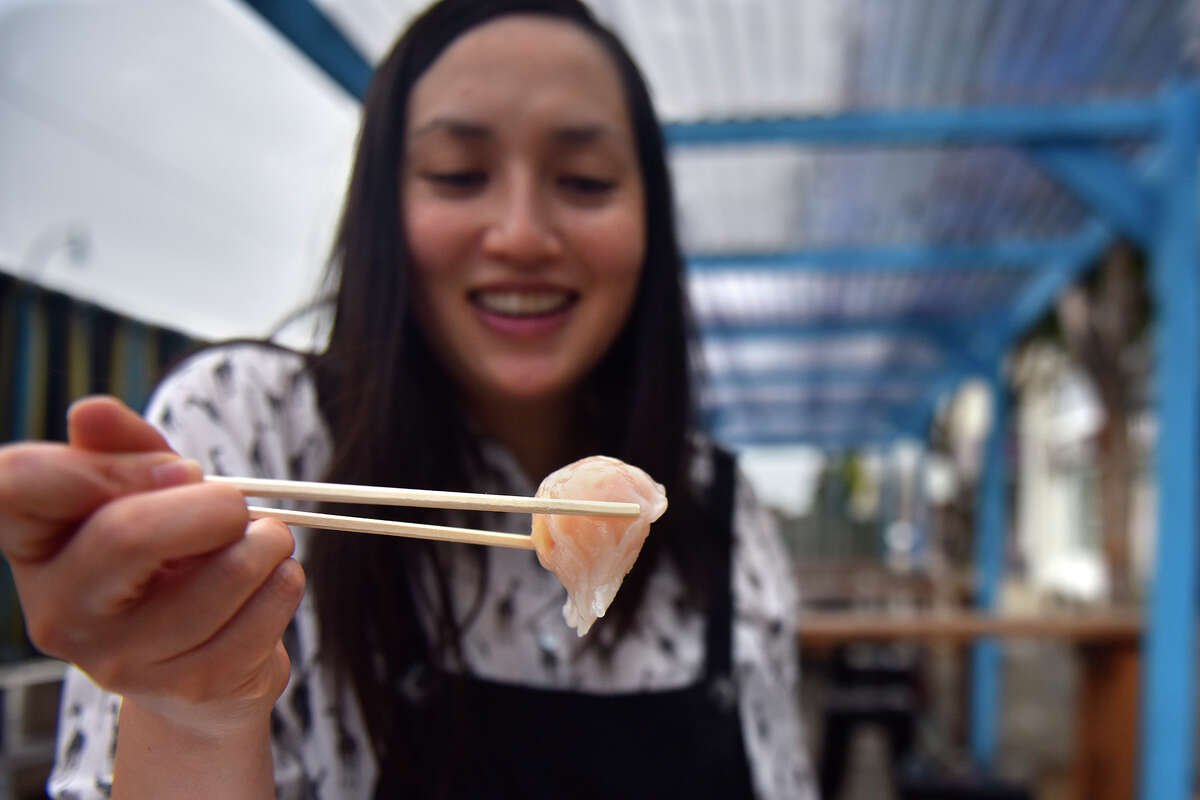 La columnista de dumplings de SFGATE, Margot Seeto, alinea un bocado de un dumpling har gow de Chase Luck Bakery.