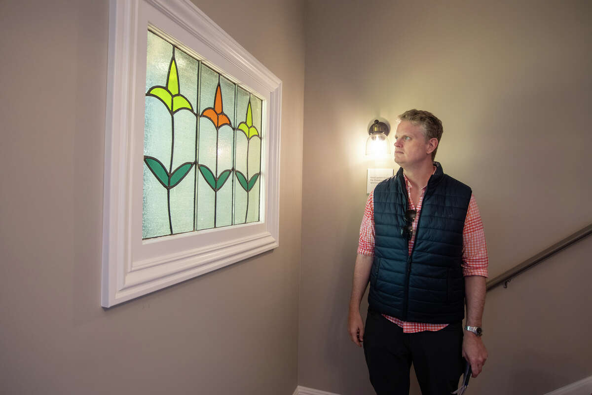 El columnista de SFGATE, Drew Magary, inspecciona una vidriera dentro de 231 12th Avenue, una casa en venta en San Francisco, California, el 24 de mayo de 2022. Está inspeccionando el estado del mercado inmobiliario en San Francisco.