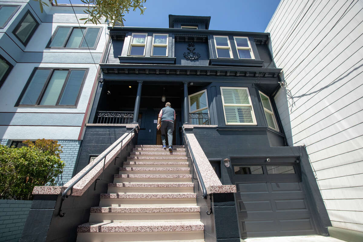 El columnista de SFGATE, Drew Magary, ingresa a 231 12th Ave., una casa en venta en San Francisco el 24 de mayo de 2022. Está inspeccionando el estado del mercado inmobiliario en San Francisco.