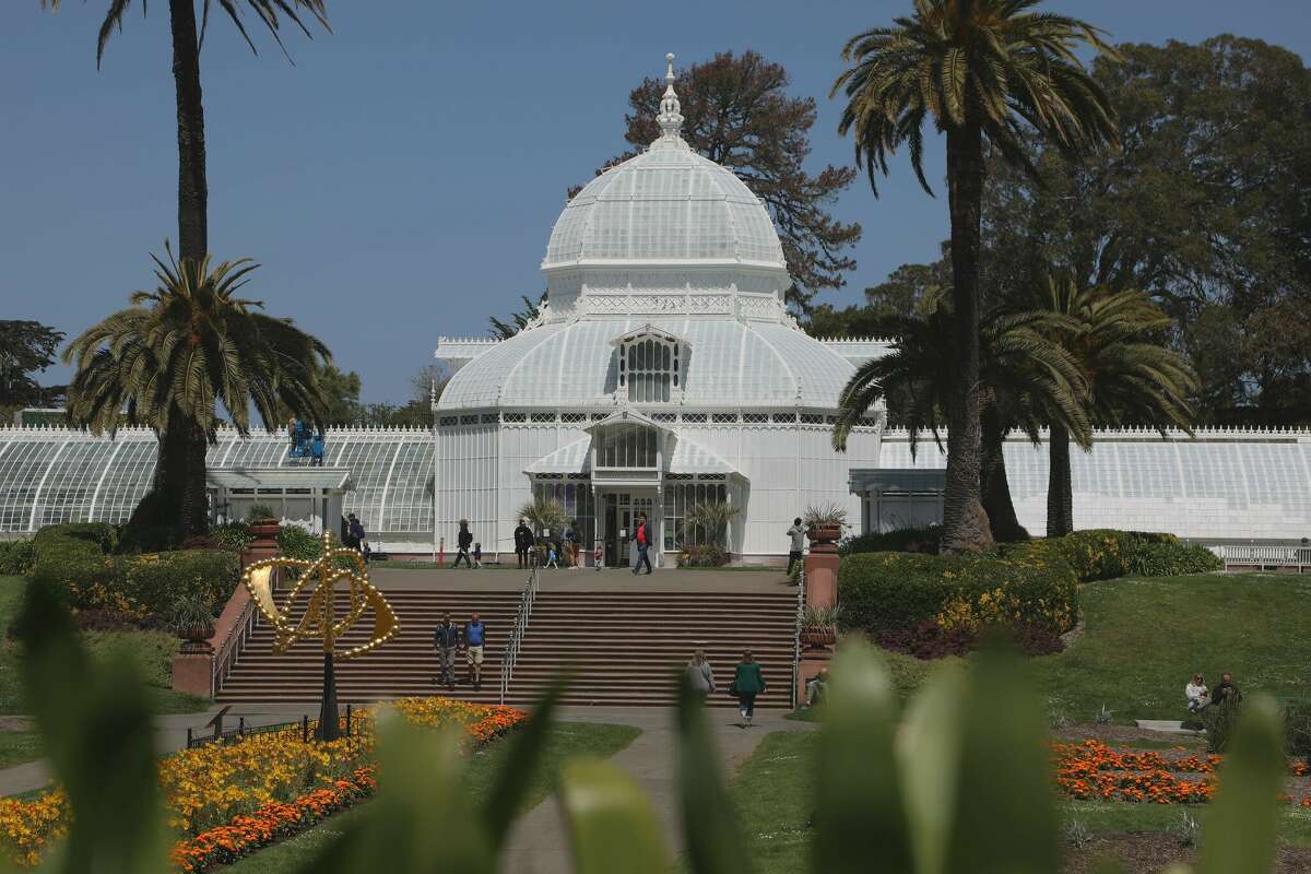 La gente visita el Conservatorio de Flores en el Golden Gate Park en San Francisco el 26 de abril de 2022.