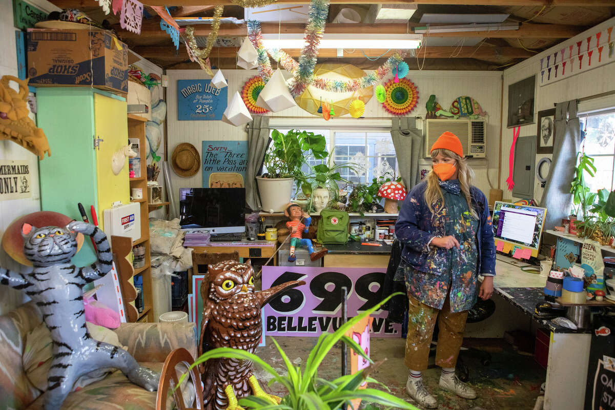 La directora de arte y restauración de Children's Fairyland, Shannon Taylor (con gorra naranja), se encuentra en el espacio de trabajo del departamento de arte en Oakland, California, el 8 de junio de 2022. Allí ayuda a restaurar y mantener las atracciones del parque temático en óptimas condiciones.