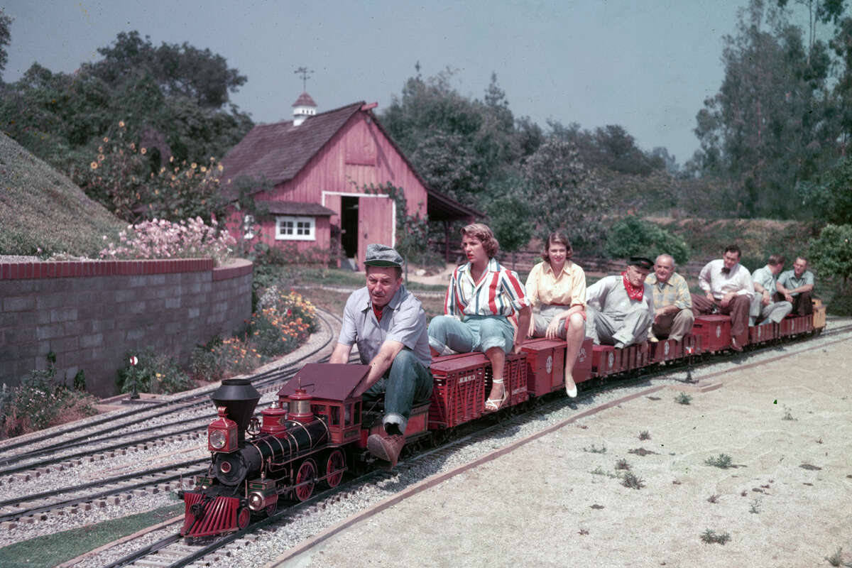 Walt Disney en su modelo de ferrocarril, el Lilly Belle, en su propiedad de Holmby Hills en la década de 1950.