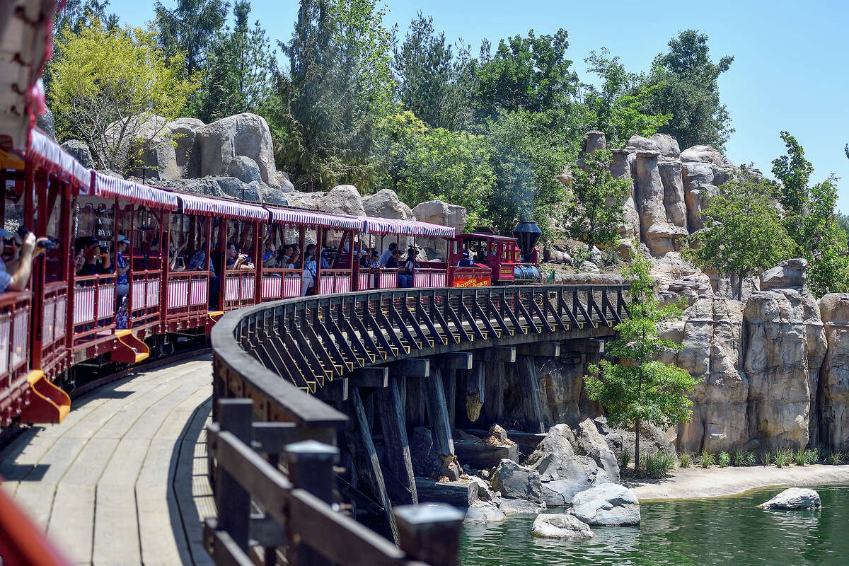 El Disneyland Railroad sobre Rivers of America en Disneyland Park. 
