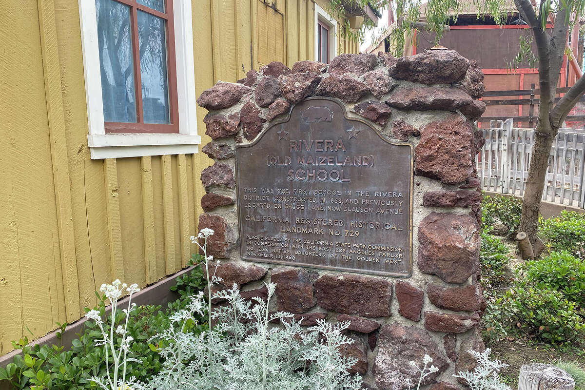 Un marcador histórico de California que explica la historia de un edificio de Ghost Town en Knott's Berry Farm. 