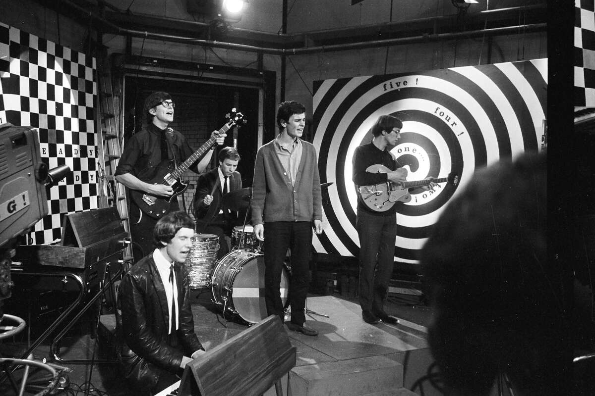 Los zombis aparecen en el programa de televisión Ready Steady Go, Kingsway Studios, Londres, 1964. LR Rod Argent, Chris White, Hugh Grundy, Colin Blunstone, Paul Atkinson.