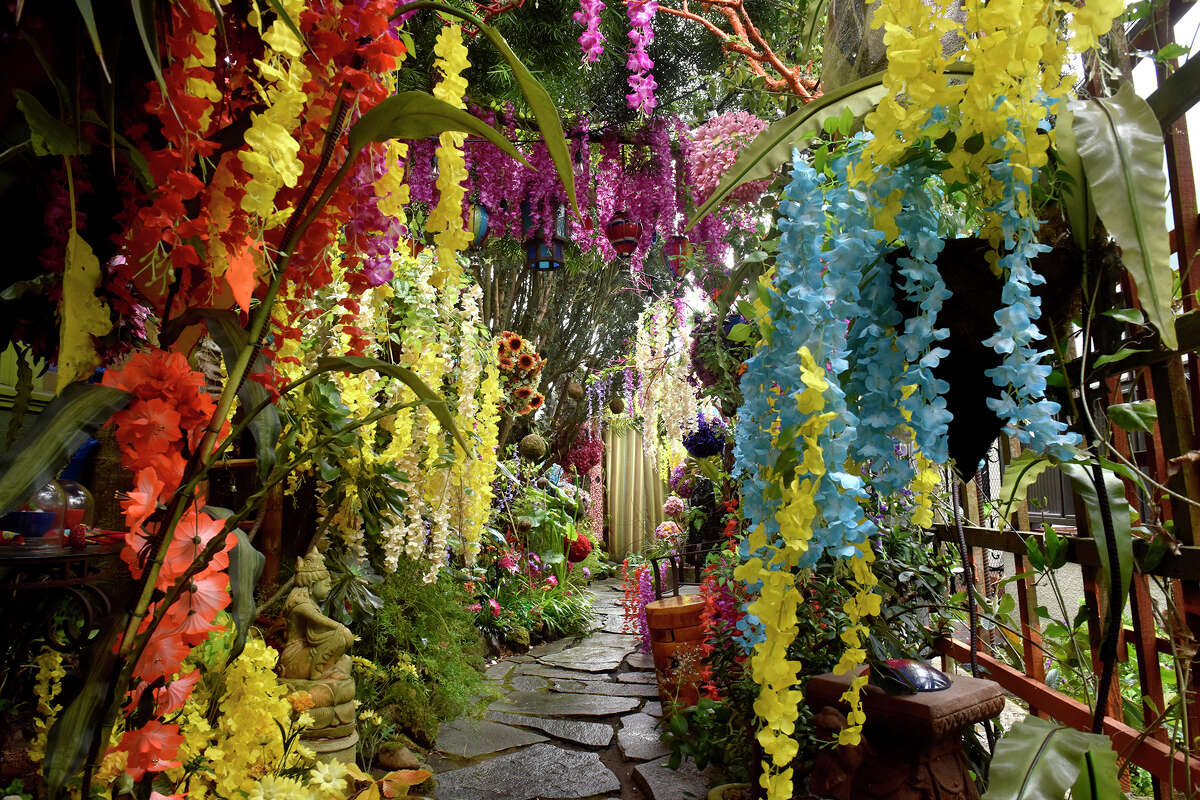 Una vista de los jardines decorados con colores fuera del Museo Gregangelo. 