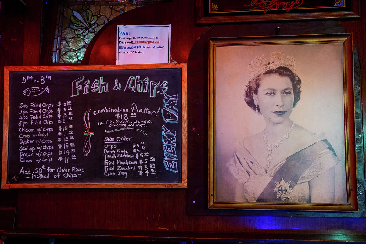 Un retrato de la Reina, entre otras insignias y recuerdos de Escocia y el Reino Unido, se alinean en las paredes y el área del bar en el Castillo de Edimburgo, como se ve el 9 de junio de 2022. 