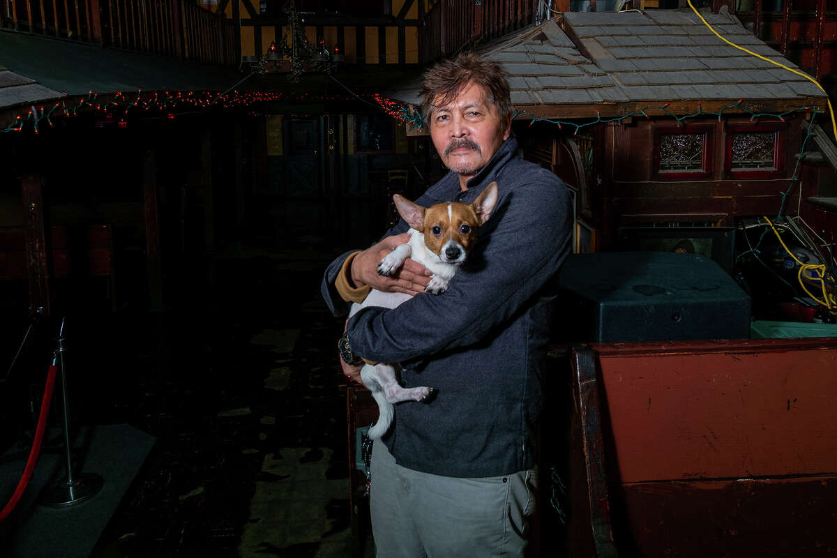 Los habitantes de San Francisco, Rudy y su perro Jazz, pasan el rato entre billares y juegos de dardos en la sala de billar trasera, donde a menudo se les puede encontrar en el clásico bar de San Francisco, el Castillo de Edimburgo. 